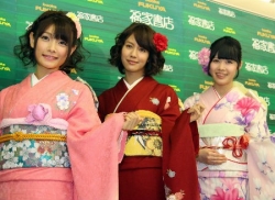 伊藤祐奈らアイドル３人、晴れ着姿で抱負（東京都）