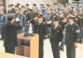 東京消防庁出初式 華麗なはしご乗り披露