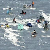 氷挟み駆け引き…赤城大沼でワカサギ穴釣り解禁