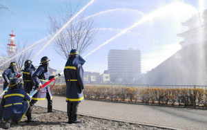 宇都宮市消防本部の「出初め式」 放水訓練や行進を披露