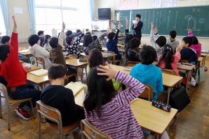 始業式:宿題広げ笑顔 都内の公立小中学校で３学期