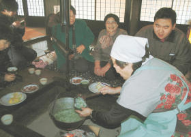 七草がゆ:無病息災 天満屋岡山店、振る舞う ／岡山