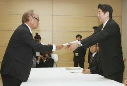 「沖縄振興は日本全体の問題」 沖縄知事と首相が初会談