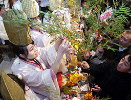 福男めざしてダッシュ 西宮神社、一番福は高校３年生