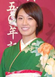 浅尾美和、みわくの白肌 振り袖姿を披露