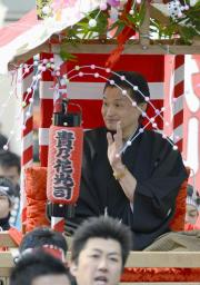 華麗な芸者が練り歩き えびす祭の宝恵かご道中 福岡