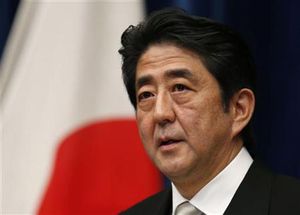 緊急経済対策を閣議決定 安倍首相「従来と次元違う」