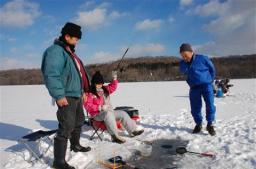 白老・ポロト湖でワカサギ釣り解禁 家族連れら楽しむ