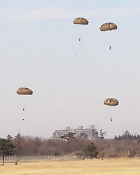 陸自:パラシュート部隊が降下訓練 島奪還を想定 千葉