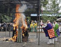 炎に息災祈る 大須観音で左義長