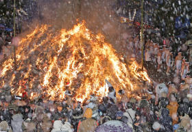 炎どんどん 雪どんどと 東北各地でどんと祭