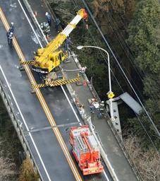 トラック、橋から転落・炎上 運転手不明、スリップか