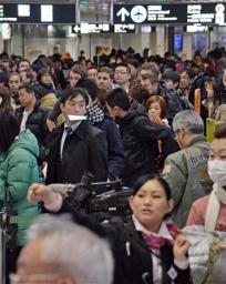 新千歳、１２３人が一夜 首都圏大雪余波 出発手続きに長蛇の列