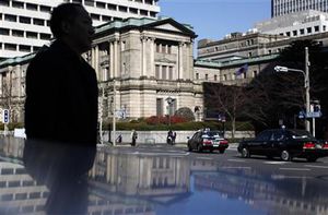 日銀が景気判断、８地域下げ 追加緩和検討へ