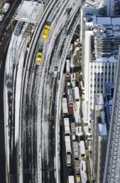 首都高、雪の影響で一部通行止め続く