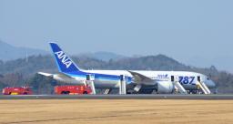 全日空７８７型機、機内に煙 高松空港に緊急着陸