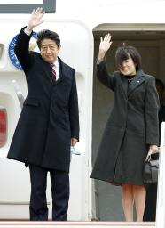 首相、最初の訪問国の越に到着 「首相外交」スタート