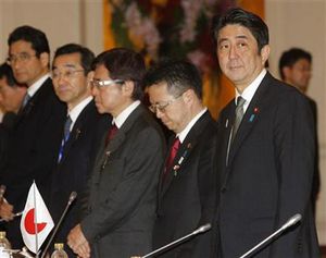 安倍首相、外遊短縮し19日未明帰国へ 外交政策演説も取りやめ