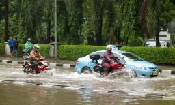 インドネシア首都で大洪水 １２人死亡