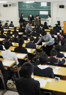 大学入試:センター試験、誘導ミスで再試験も…初日は大混乱なく