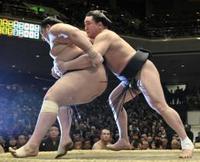 日馬富士７連勝、白鵬ら３人が１敗／初場所