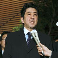 会見する菅義偉官房長官＝２１日午前０時８分、首相官邸、山口明夏撮影