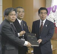 世界遺産「長崎の教会群」推薦書案、文科相に提出