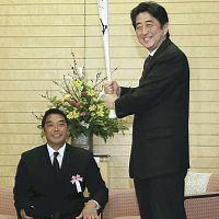 「同じアベでも…捕手と保守」首相、主将に賞状