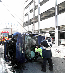 大分市で立体駐車場屋上から車が約20m転落 運転の女性は軽傷