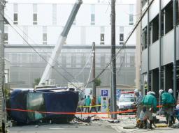 乗用車転落:６階屋上から…エアバッグ作動、運転女性軽傷