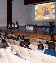 南極から衛星中継授業 観測隊同行の小学校教諭 富山