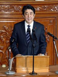 安倍首相:所信表明 慎重に安倍カラー まず経済優先