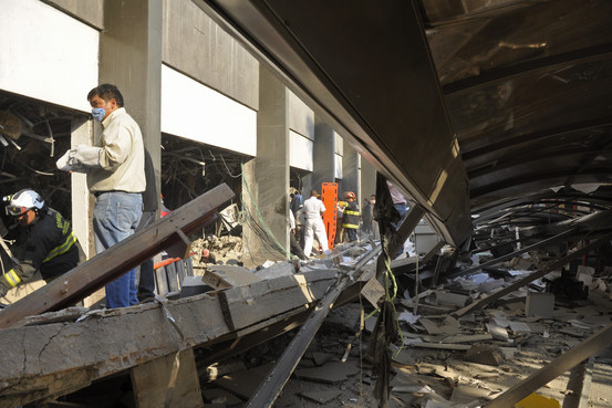 メキシコ石油公社で爆発 １４人死亡、１００人負傷