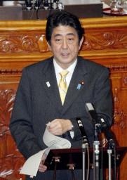 首相:自衛隊の「国防軍」化意欲、国会で表明