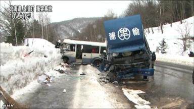 北海道・上川町でトラックとマイクロバスが正面衝突 17人重軽傷