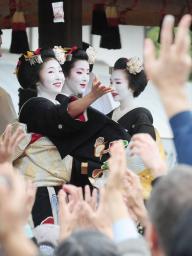 福を求め大勢の参拝客／白鳥神社で節分祭