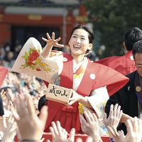 「震災に勝つ、福は内」綾瀬はるかさんら豆まき