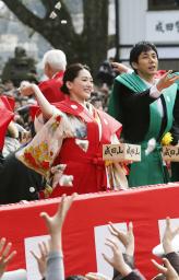 成田山新勝寺で恒例の豆まき