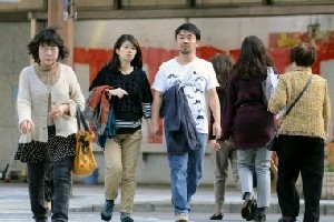 九州南部で春一番、白梅ほころぶ 鹿児島では夏日