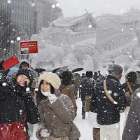 粉雪舞う中、さっぽろ雪まつり開幕