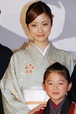 上戸彩、映画『おしん』で母親役! 泉ピン子の激励受け「頑張って演じたい」