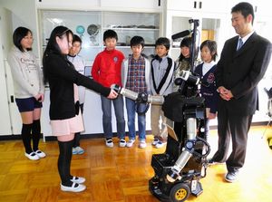 ヒト型ロボット:ロボット転校生「ヨロシクネ」 京都の小学校で実証実験 ５歳程度の会話能力