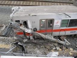 列車脱線、乗客ら１５人重軽傷＝踏切で接触事故、ホームに乗り上げる—兵庫県警