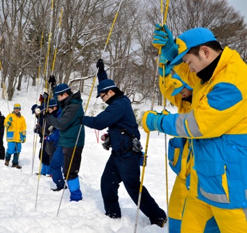 冬山遭難を想定／機動隊が訓練