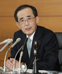 日銀総裁、円安誘導を否定 「緩和の手綱緩めず」