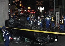 暴走車:踏切の車止めなぎ倒し横転 ２人はね、１人死亡