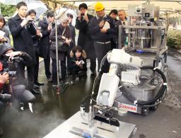 東日本大震災:福島第１原発事故 ドライアイス吹きつけ、遠隔操作ロボット除染 東芝が実験公開