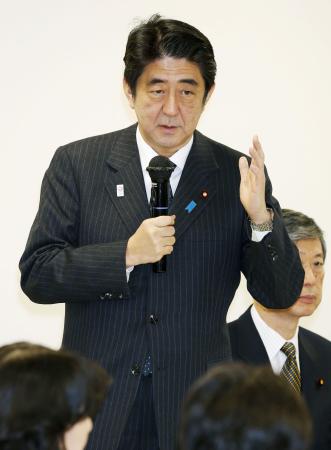 「国防軍」へ意欲 改憲は大きな宿題 首相、自民推進本部