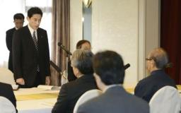 ＜岸田外相＞沖縄知事と会談 普天間移設、理解求める