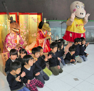 恐竜がひな人形に 勝山の博物館